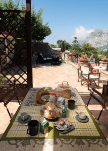 una mesa de picnic con comida en el patio en La casa di Armando, en Capri