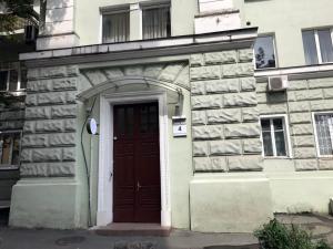 un bâtiment avec une porte marron sur son côté dans l'établissement Live.Here.Hotel, à Kiev