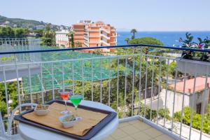 ein Tablett mit zwei Gläsern auf dem Tisch auf dem Balkon in der Unterkunft Hotel La Meridiana in Sorrent