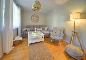 salon z kanapą i stołem w obiekcie Apartamenty Sun Seasons 24 - Rezydencja Pod Świerkami Centrum w mieście Karpacz