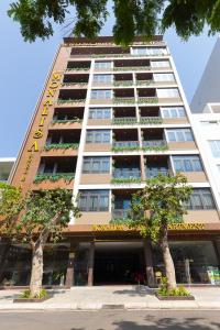 ein hohes Gebäude mit einem Schild an der Vorderseite in der Unterkunft Monalisa Apartment in Đà Nẵng