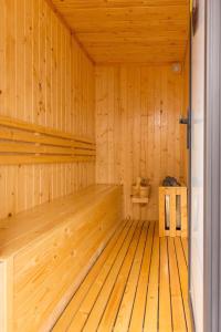 una sauna de madera con suelo y madera en Monalisa Apartment, en Da Nang