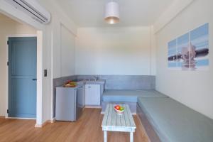 eine Küche mit einer Bank in einem Zimmer in der Unterkunft Aegean Paradiso Vacation Club in Azolimnos