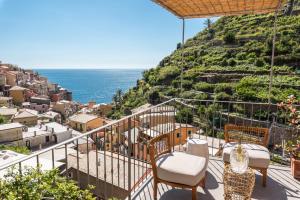 a balcony with chairs and a view of the ocean at La Torretta Lodge in Manarola