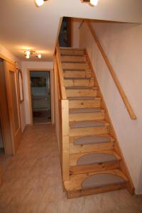 - un escalier dans une maison avec une balustrade en bois dans l'établissement Ferienhaus Auerswalde, à Lichtenau