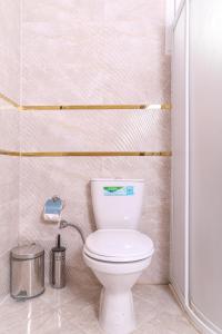 ein Bad mit einem weißen WC in einem Zimmer in der Unterkunft Sunset Village in Didim