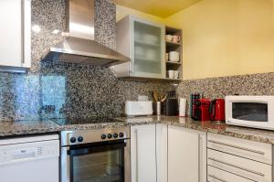 Una cocina o cocineta en Devesa Park Apartment with Private Parking