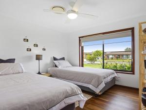 
A bed or beds in a room at Sea Bird - close to beach, shops and cafes
