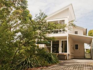 Casa blanca con entrada en Sea Whispers, en Callala Beach