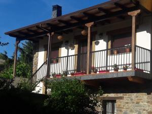 una casa con balcone fiorito di La casita de la señora María a Ponferrada