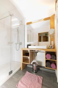 a bathroom with a sink and a shower at IBY-LEHRNER WEIN-GUT und WEIN-Träumerei in Horitschon