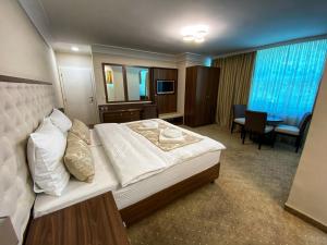 um quarto de hotel com uma cama grande e uma secretária em Hotel Turist 98 em Jajce