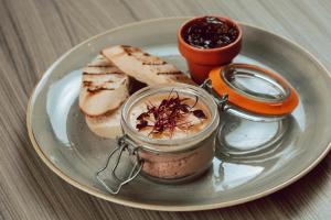 un plato de comida con pan y un frasco de salsas en Holiday Inn Newcastle Gosforth Park by IHG, en Newcastle