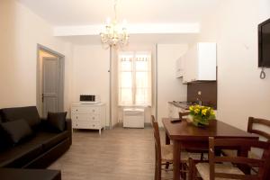 een woonkamer en een keuken met een bank en een tafel bij Sleep In Rome Ludovisi in Rome