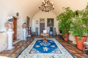 ein Wohnzimmer mit einem blauen und weißen Teppich auf dem Boden in der Unterkunft Château De Denonville in Denonville