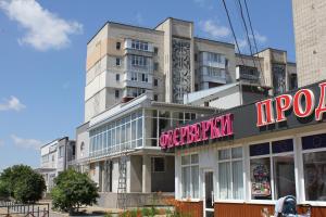 ein Gebäude mit einem Laden mit einem Schild drauf in der Unterkunft Уютная квартира в районе Медуниверситета in Winnyzja