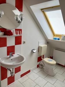 La salle de bains est pourvue d'un lavabo et de toilettes. dans l'établissement Landhaus am Schaalsee, à Zarrentin