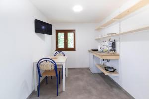 eine Küche mit einem Tisch und Stühlen im Zimmer in der Unterkunft Hotel Rusava chaty in Rusava