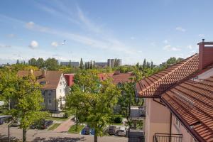 widok miasta z drzewami i budynkami w obiekcie AL-DOM apartamenty Olymp 109 w Kołobrzegu