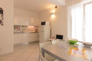 A kitchen or kitchenette at Kimberly House