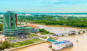 Et luftfoto af Ninh Kieu Riverside Hotel
