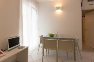 A television and/or entertainment centre at Kimberly House