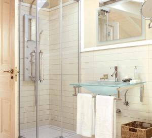 W łazience znajduje się szklana umywalka i prysznic. w obiekcie Narbasu Restaurante y Hotel w mieście Cereceda