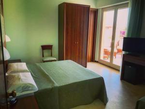 Postel nebo postele na pokoji v ubytování Hotel Royal