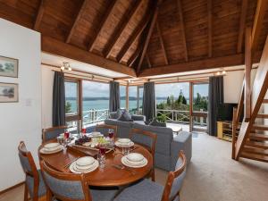 Χώρος καθιστικού στο Te Maiki Escape - Russell Holiday Home