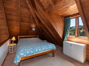 Säng eller sängar i ett rum på Te Maiki Escape - Russell Holiday Home