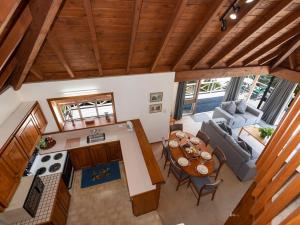 Χώρος καθιστικού στο Te Maiki Escape - Russell Holiday Home +10 φωτογραφίες