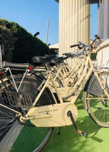 una fila di biciclette parcheggiate accanto a un edificio di Hotel Capitol a San Mauro a Mare