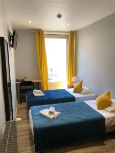 Postel nebo postele na pokoji v ubytování Hotel le Nice Etoile