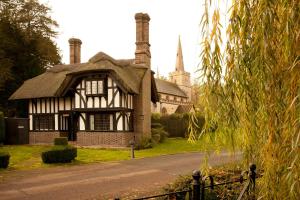 een oud zwart-wit huis met twee schoorstenen bij Madingley Hall in Cambridge