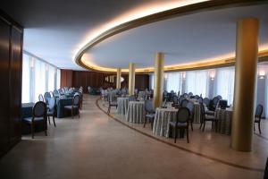 un comedor con mesas y sillas en un edificio en Hotel Royal, en Vasto