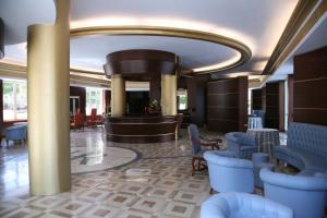 vestíbulo de un hotel con sillas azules y zona de espera en Hotel Royal, en Vasto