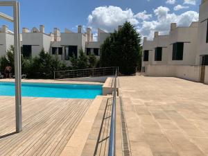 Bazén v ubytování MARINA 24 by SOM Menorca nebo v jeho okolí