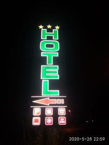 neonowy znak dla hotelu z gwiazdami w obiekcie Hotel Napoleon-Cuore w mieście Qualiano