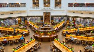 een overzicht van een grote bibliotheek met mensen aan tafel bij CarricHouse in Melbourne