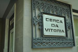 ein Schild auf einem Gebäude, das Geneva da Victoria liest in der Unterkunft Cerca da Vitoria 2 Sesimbra in Sesimbra