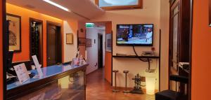 Hotel Neapolis في نابولي: غرفة مع منضدة وتلفزيون على الحائط