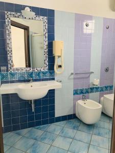 ein Bad mit einem Waschbecken und einem Spiegel in der Unterkunft Case Vacanza Vivaldi in Marinella di Selinunte