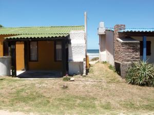 una casa con el océano en el fondo en Metamorfosis, en Aguas Dulces