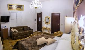 a hotel room with a bed and a couch at Hotel des Artistes in Naples