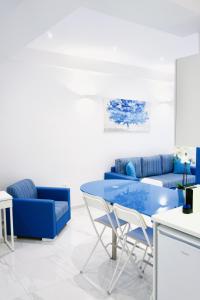 sala de estar con sofá azul y mesa en Amazing Modern Central Apt in Athens en Athens