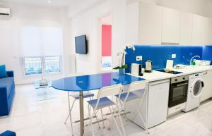 una cocina azul y blanca con mesa y sillas azules en Amazing Modern Central Apt in Athens en Athens