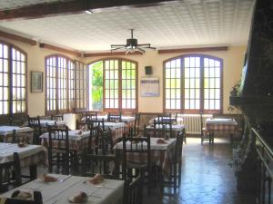 A restaurant or other place to eat at Hostal Los Pinares