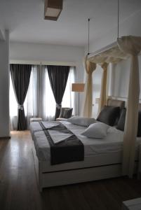 Postel nebo postele na pokoji v ubytování Mirini Hotel