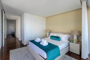 Säng eller sängar i ett rum på LovelyStay - Luxury 2BR Duplex Apartment in Foz Porto