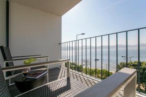 En balkong eller terrass på LovelyStay - Luxury 2BR Duplex Apartment in Foz Porto